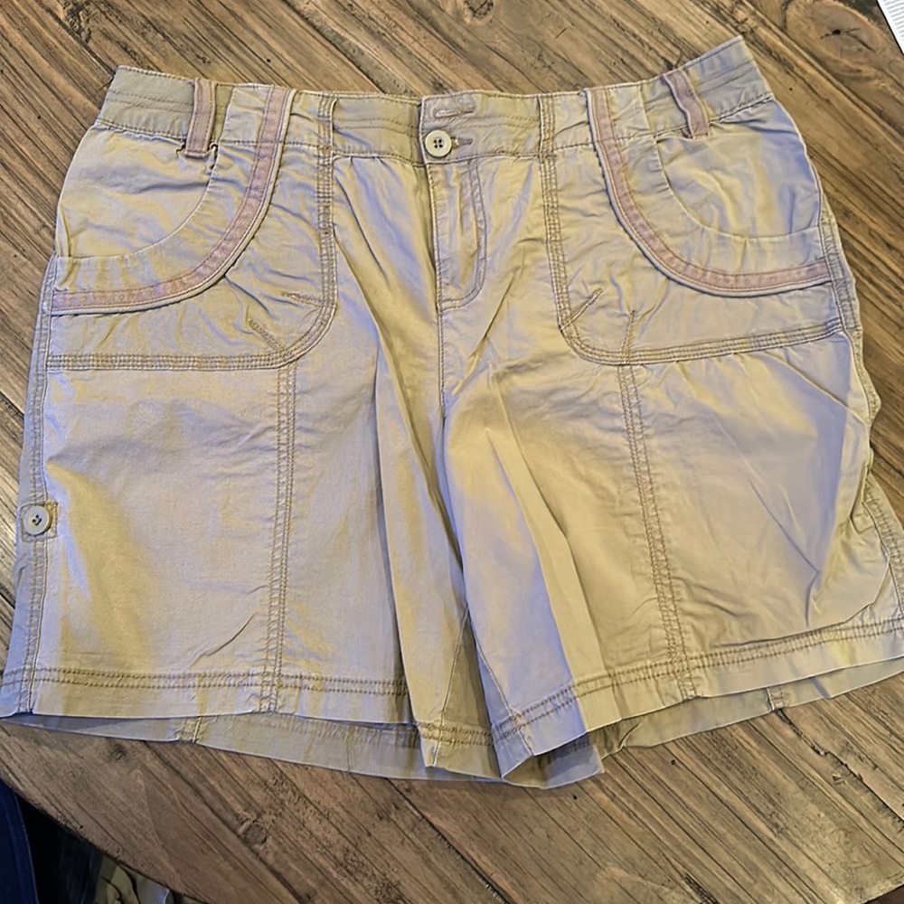 Maurice’s khaki shorts